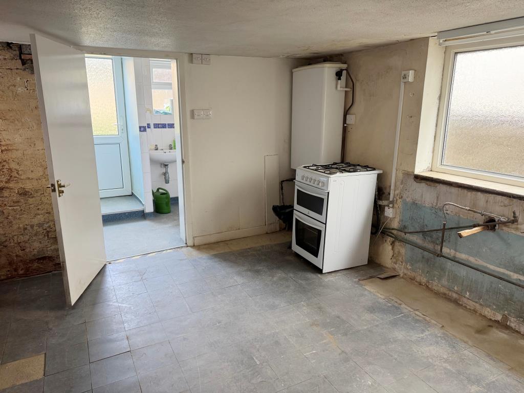 Lot: 110 - TOWN CENTRE HOUSE FOR IMPROVEMENT - The Kitchen